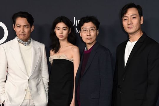 Schauspieler Lee Jung-jae (l-r), Schauspielerin Jung Ho-yeon, Regisseur Hwang Dong-hyuk und Schauspieler Park Hae-soo in Los Angeles.