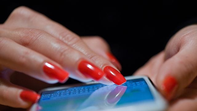 Frau mit Smartphone