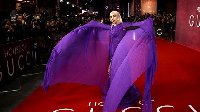 Vamp in Violett: Lady Gaga bei der Premiere von "House of Gucci". Vamp in Violett: Lady Gaga bei der Premiere von "House of Gucci".