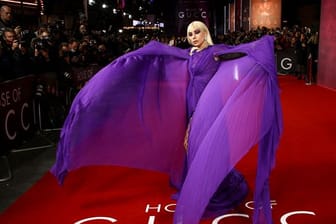 Vamp in Violett: Lady Gaga bei der Premiere von "House of Gucci".