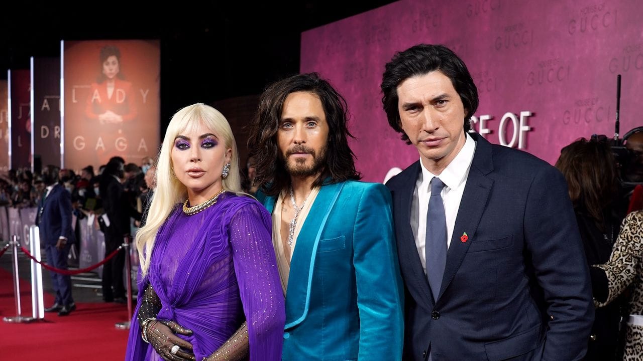 Die US-Schauspieler Lady Gaga (l), Jared Leto (M) und Adam Driver bei der Premiere von "House of Gucci".