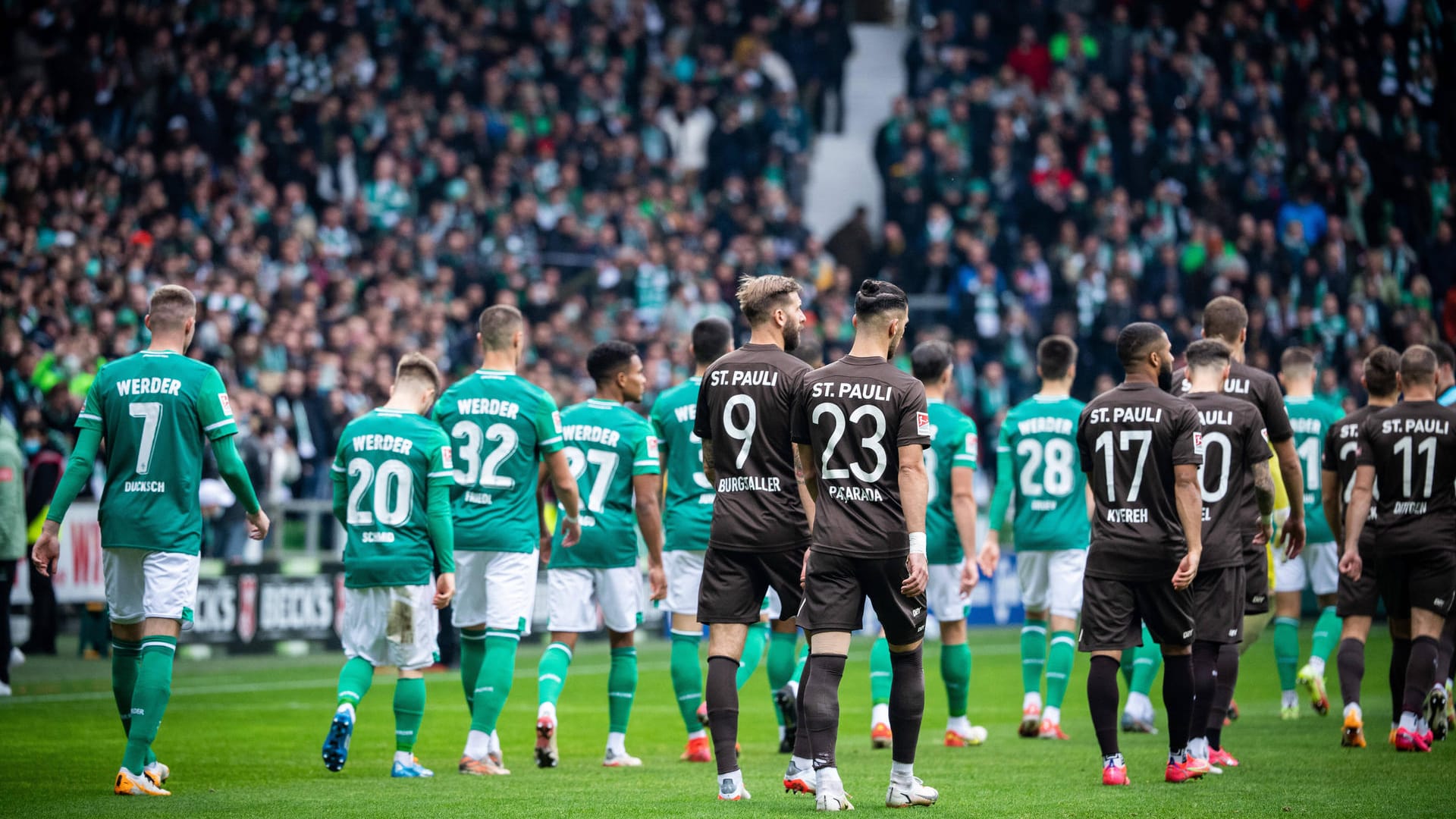 Die Mannschaften von Werder Bremen und St. Pauli betreten ein Stadion (Archivbild): Das Trainingslager absolvieren beide Mannschaften alleine. Die Mannschaften von Werder Bremen und St. Pauli betreten ein Stadion (Archivbild): Das Trainingslager absolvieren beide Mannschaften alleine.
