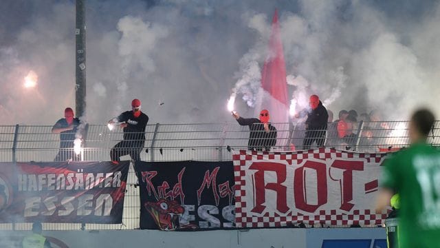 Die Essener Fans zünden während einer Partie Bengalos (Archivbild): Das Sportgericht hat gegen RWE und Preußen Strafen verhängt. Die Essener Fans zünden während einer Partie Bengalos (Archivbild): Das Sportgericht hat gegen RWE und Preußen Strafen verhängt.