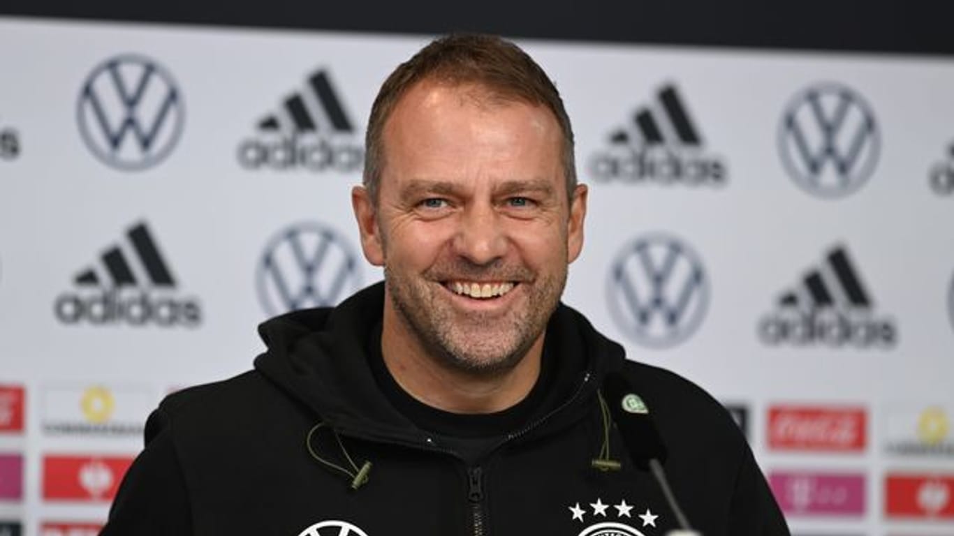 "Die Stimmung in der Mannschaft ist in Ordnung", gibt Bundestrainer Hansi Flick bei der Pressekonferenz Auskunft.