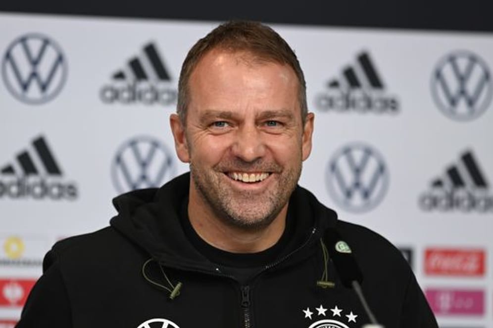 "Die Stimmung in der Mannschaft ist in Ordnung", gibt Bundestrainer Hansi Flick bei der Pressekonferenz Auskunft.