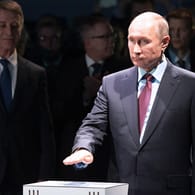 Wladimir Putin bei der Eröffnung eines Gas-Hafens: Kritiker vermuten, Russland halte Gas bewusst zurück, um die Inbetriebnahme zu erzwingen.