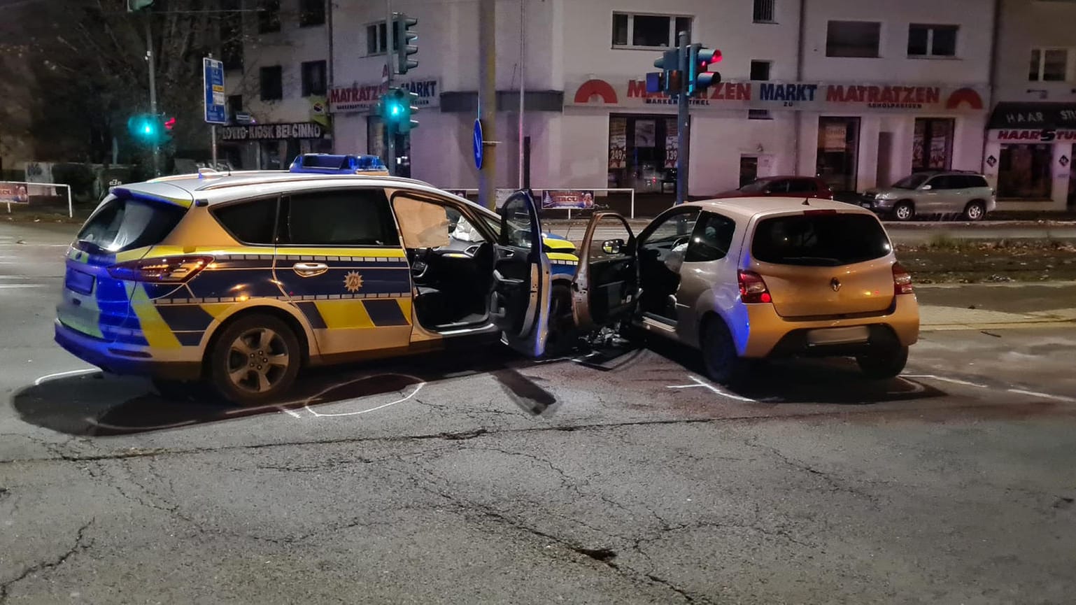Die Unfallstelle: Ein Streifenwagen kollidierte mit einem Pkw.