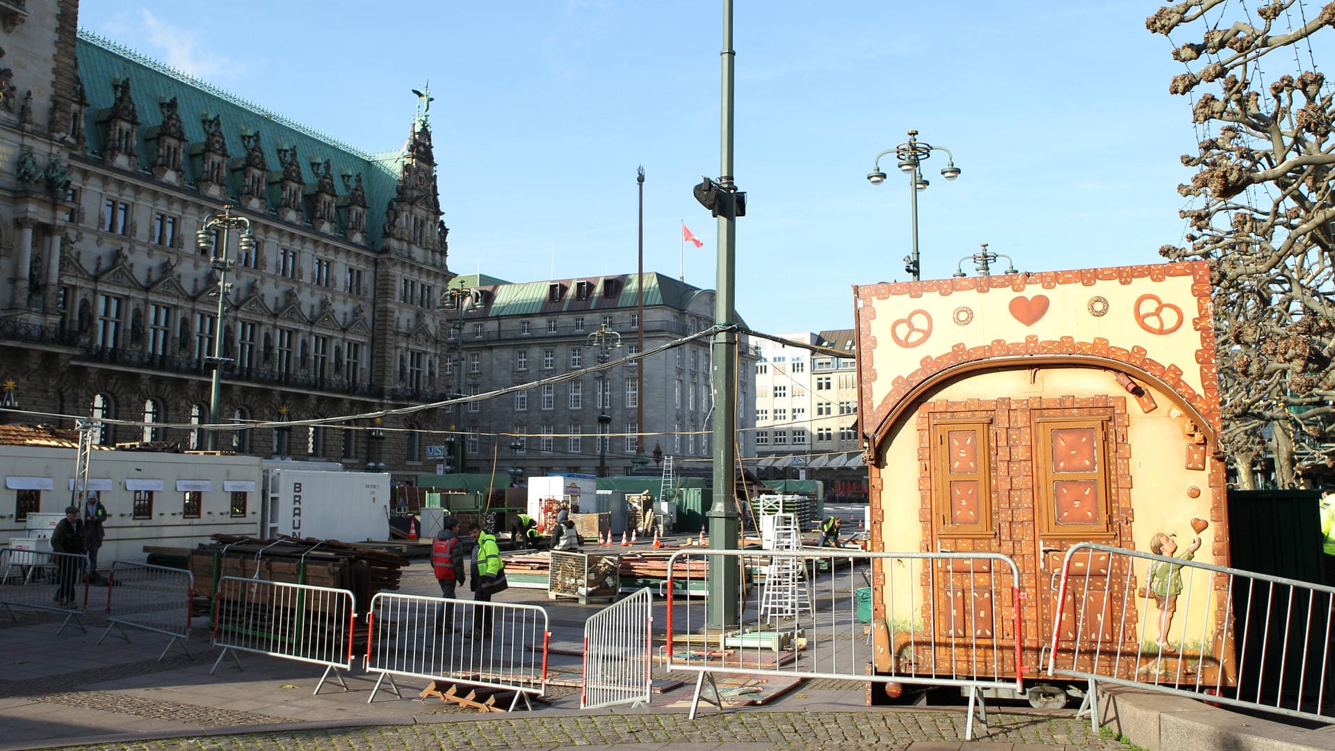 Der Weihnachtsmarkt wird vor dem Rathaus aufgebaut: Während im Bereich der Gastronomie 2G-Regelungen herrschen, dürfen Ungeimpfte den Bereich mit den restlichen Ständen besuchen. Der Weihnachtsmarkt wird vor dem Rathaus aufgebaut: Während im Bereich der Gastronomie 2G-Regelungen herrschen, dürfen Ungeimpfte den Bereich mit den restlichen Ständen besuchen.
