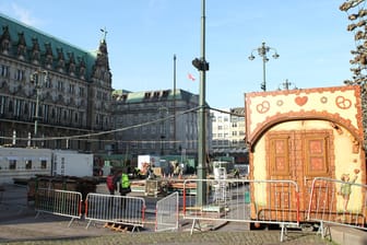 Der Weihnachtsmarkt wird vor dem Rathaus aufgebaut: Während im Bereich der Gastronomie 2G-Regelungen herrschen, dürfen Ungeimpfte den Bereich mit den restlichen Ständen besuchen.