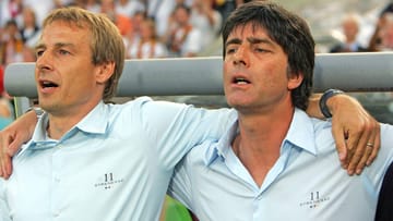 Bei der Heim-WM 2006 ging der Stern von Joachim Löw auf. Als Co-Trainer von Jürgen Klinsmann führte er die Nationalmannschaft mit berauschendem Offensivfußball zum dritten Platz. Klinsmann hatte eher die Rolle als Motivator inne, Löw war der Taktikfuchs.