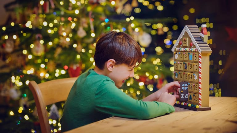 Befüllt mit Schokolade oder anderen Kleinigkeiten: Der Adventskalender ist in der Weihnachtszeit nicht mehr wegzudenken.