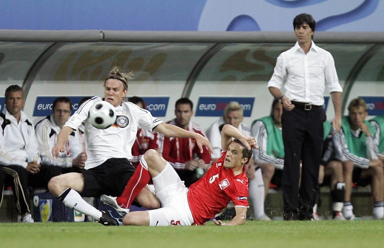 Das erste Turnierspiel für den gebürtigen Schwarzwälder fand am 08. Juni 2008 statt. Sein Turnier-Debüt gab Löw bei der Europameisterschaft in der Schweiz und in Österreich. Zum Auftakt gewann die DFB-Elf mit 2:0 durch einen Doppelpack von Lukas Podolski. Bei der EM scheiterte die Löw-Auswahl erst im Finale mit 0:1 gegen Spanien. Für die Iberer traf Fernando Torres.