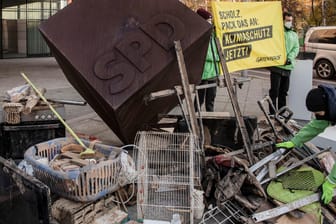 Müllprotest vor der SPD-Bundeszentrale: Greenpeace ermahnt die Koalitionäre zu mehr Klimaschutz.