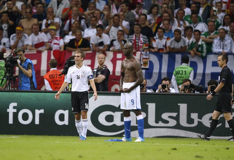 Bei der EM 2012 in Polen und der Ukraine kam Deutschland zwar auch ins Halbfinale, wusste aber im gesamten Turnierverlauf nicht so zu überzeugen wie bei der WM in Südafrika 2010. Im Halbfinale war Schluss für die Löw-Elf, die keine Mittel gegen den extrovertierten Italien-Star Mario Balotelli fand. Der Italiener schoss Deutschland mit einem Doppelpack aus dem Turnier.