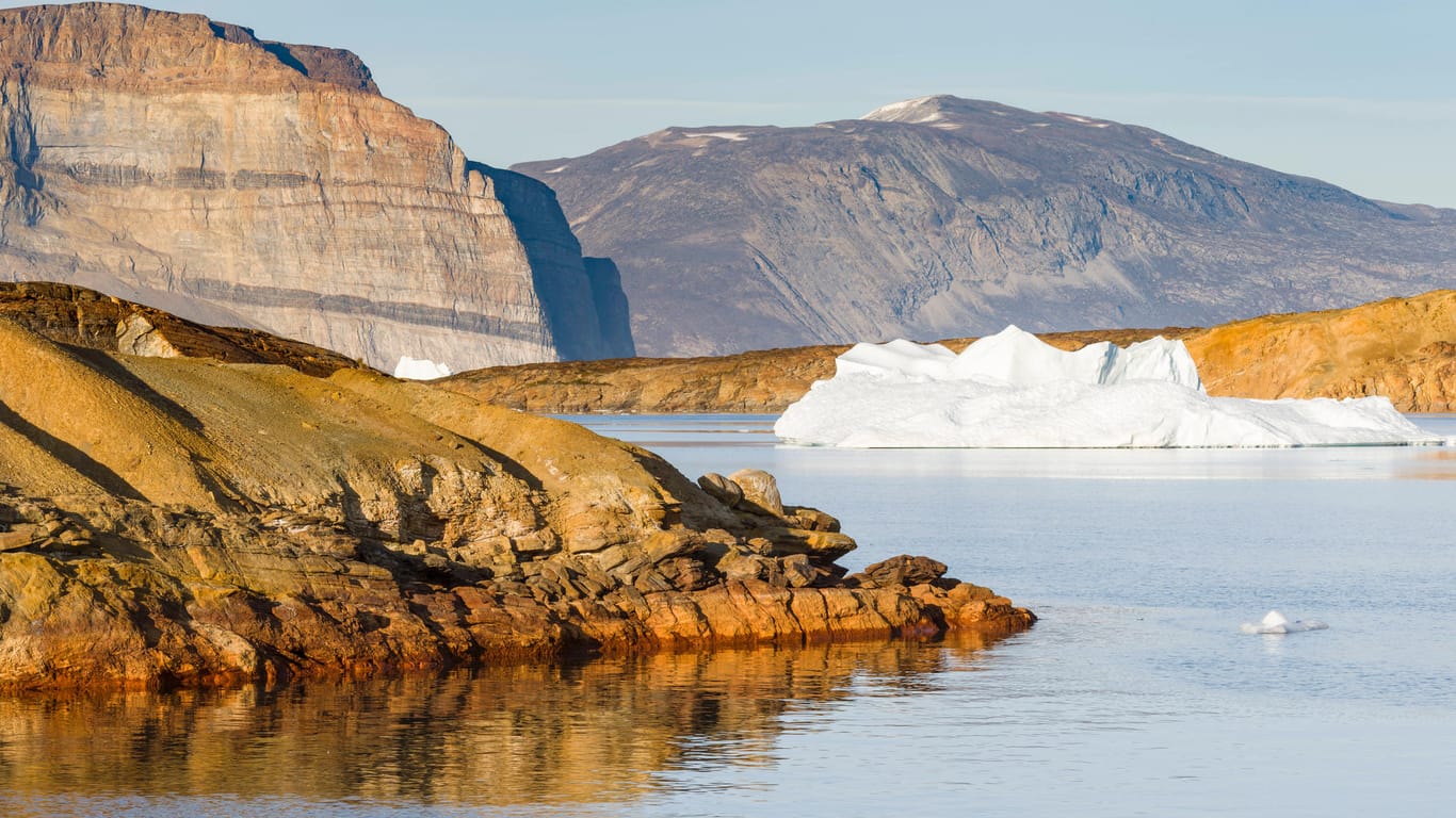 Eisberge in einem Fjord-System auf Grönland (Symbolbild): Das Grönländische Eisschild verliert jedes Jahr 270 Milliarden Tonnen Eis. Grund ist die globale Erderhitzung.