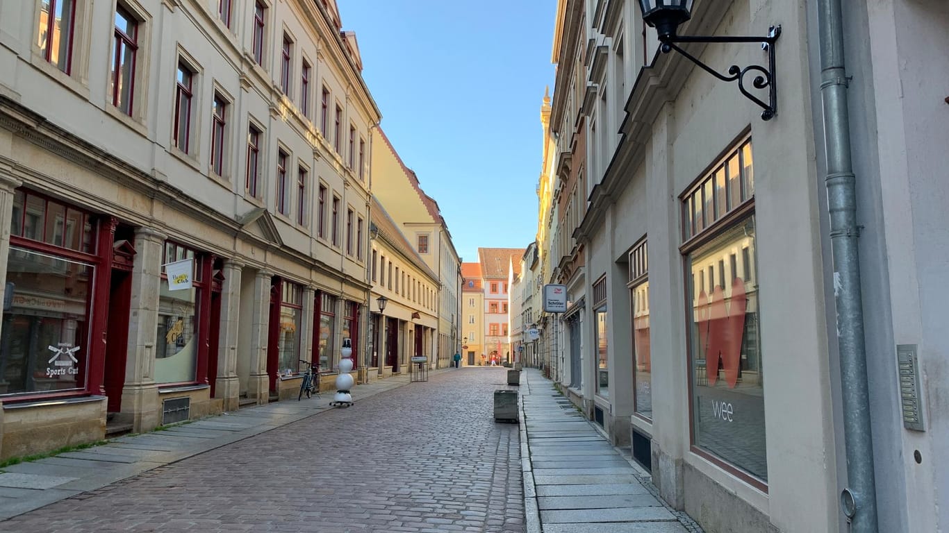Menschenleere Straße in Pirna: Viel ist in der Stadt nicht mehr los, seit die 2G-Regelung eingeführt wurde.