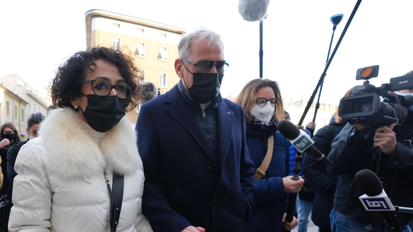 Raffaele Nedrotti (M.) und seine Frau Nadia, Eltern von Greta, die bei einer Bootskollision auf dem Gardasee ums Leben kam: Angehörige der Getöteten verfolgten den Prozess.