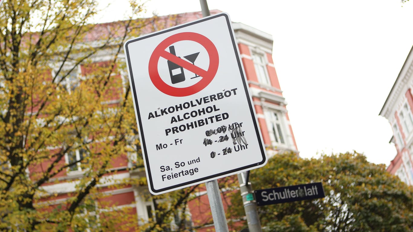 Ein Schild im Schanzenviertel weist darauf hin, dass in dem Viertel zu bestimmten Zeiten Alkoholverbot besteht (Archivbild): Mit einem Eilantrag gegen die Maßnahme haben Anwohnende einen Erfolg erzielt.