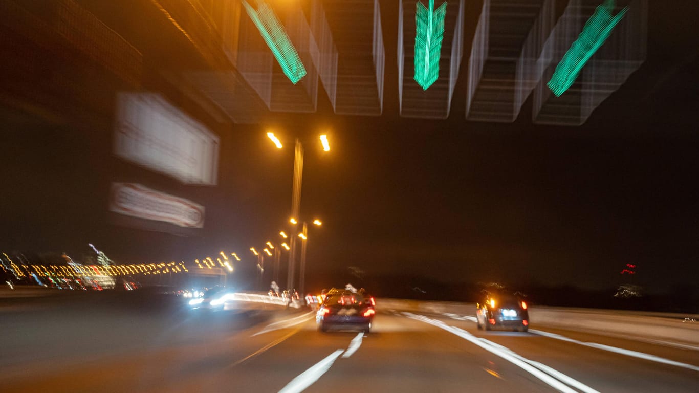 Die A100 bei Nacht (Archivbild): Der junge Raser war auf der Stadtautobahn viel zu schnell unterwegs.