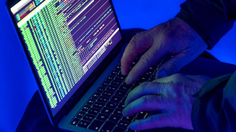 Eine Person am Rechner (Symbolbild): Ein 23-Jähriger soll mit Hackerangriffen einen Millionenschaden angerichtet haben.