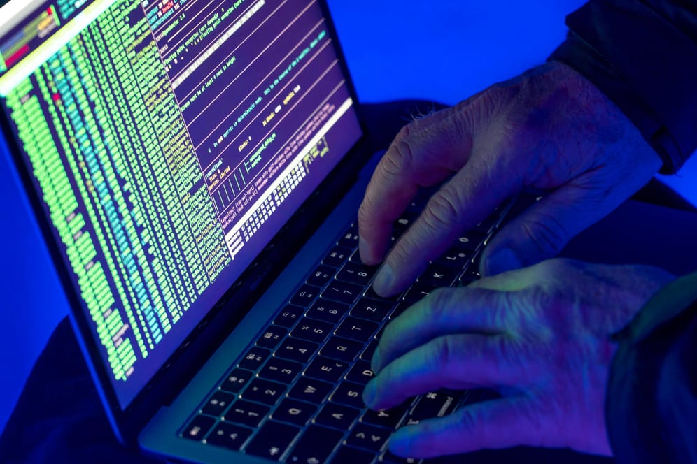 Eine Person am Rechner (Symbolbild): Ein 23-Jähriger soll mit Hackerangriffen einen Millionenschaden angerichtet haben.