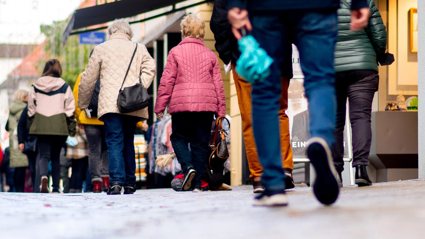 Passanten beim Einkauf in einer Fußgängerzone: Wann geht es mit der Wirtschaft wieder bergauf?