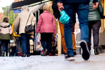 Passanten beim Einkauf in einer Fußgängerzone: Wann geht es mit der Wirtschaft wieder bergauf?