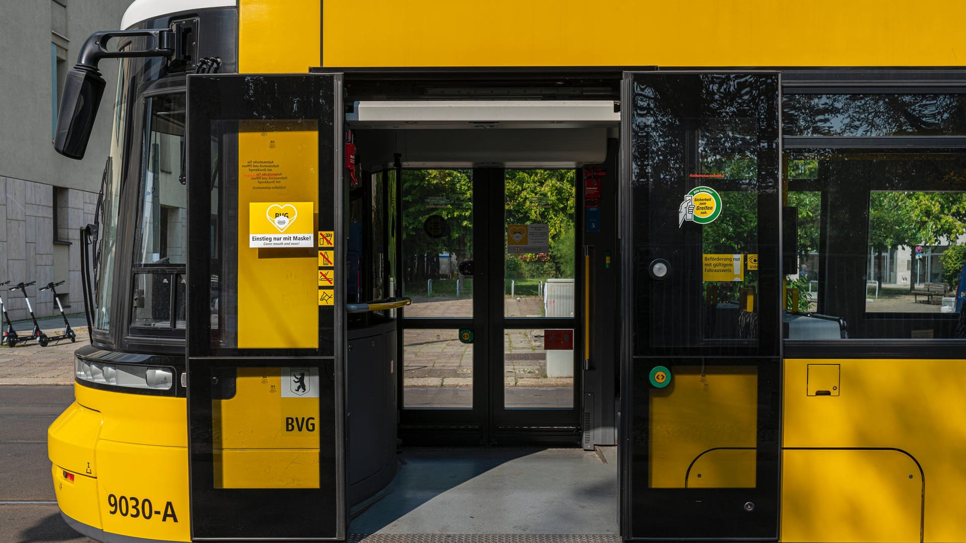 Berliner Straßenbahn (Symbolfoto): Die Jugendlichen schlugen und traten auf den Mann ein, bis er beim Aussteigen bewusstlos zu Boden ging. Berliner Straßenbahn (Symbolfoto): Die Jugendlichen schlugen und traten auf den Mann ein, bis er beim Aussteigen bewusstlos zu Boden ging.