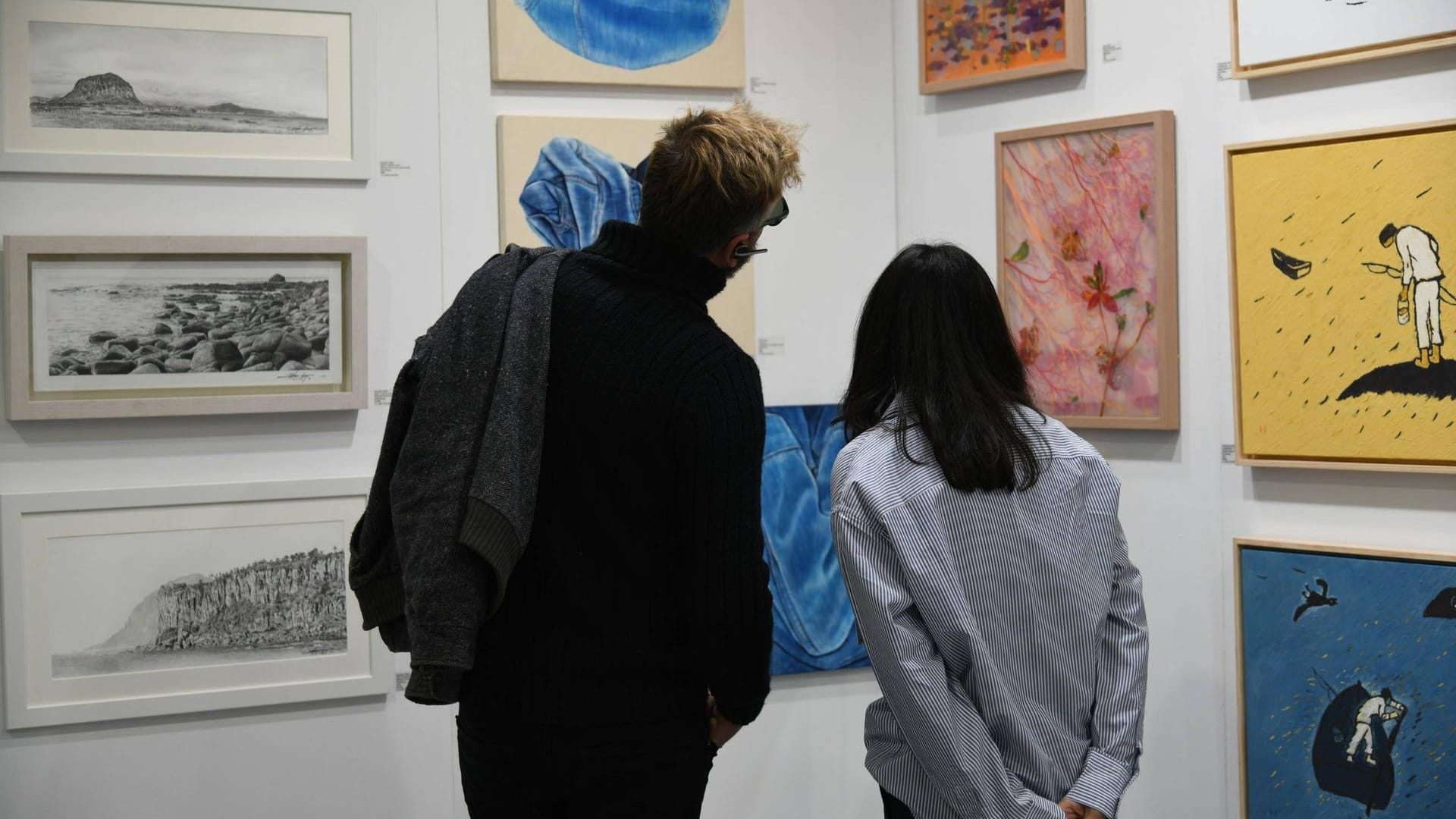 Zwei Personen gucken sich Kunstwerke an (Archivbild): Nach einem Jahr Pause eröffnet die Messe wieder in Hamburg. Zwei Personen gucken sich Kunstwerke an (Archivbild): Nach einem Jahr Pause eröffnet die Messe wieder in Hamburg.