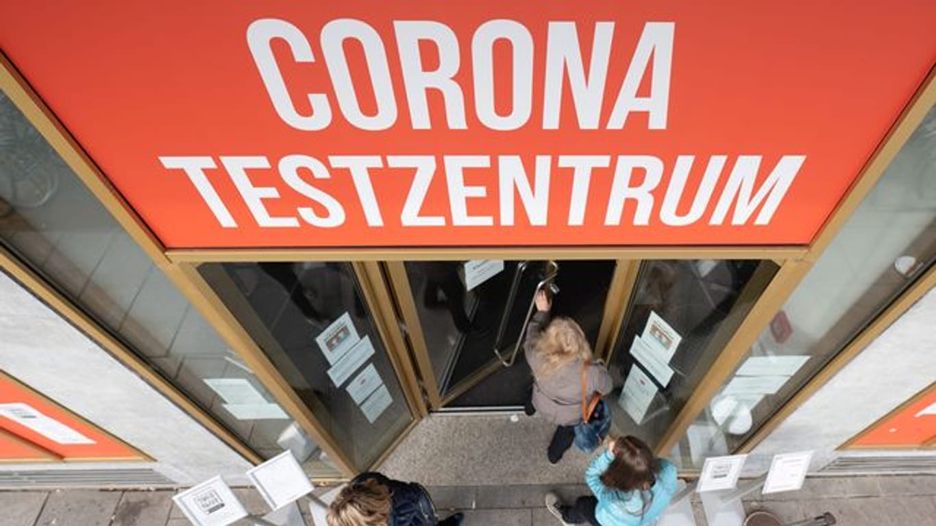 Laut Regierungskreisen will das Bundesgesundheitsministerium allen Bürgern ab kommender Woche einen kostenlosen Corona-Schnelltest pro Woche anbieten.