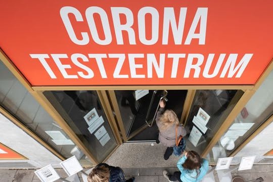 Laut Regierungskreisen will das Bundesgesundheitsministerium allen Bürgern ab kommender Woche einen kostenlosen Corona-Schnelltest pro Woche anbieten.