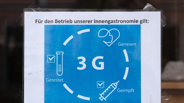 Während NRW weiterhin auf die 3G-Regel setzt, wollen andere Bundesländer für öffentliche Innenräume nun 2G einführen.