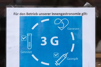 Während NRW weiterhin auf die 3G-Regel setzt, wollen andere Bundesländer für öffentliche Innenräume nun 2G einführen.