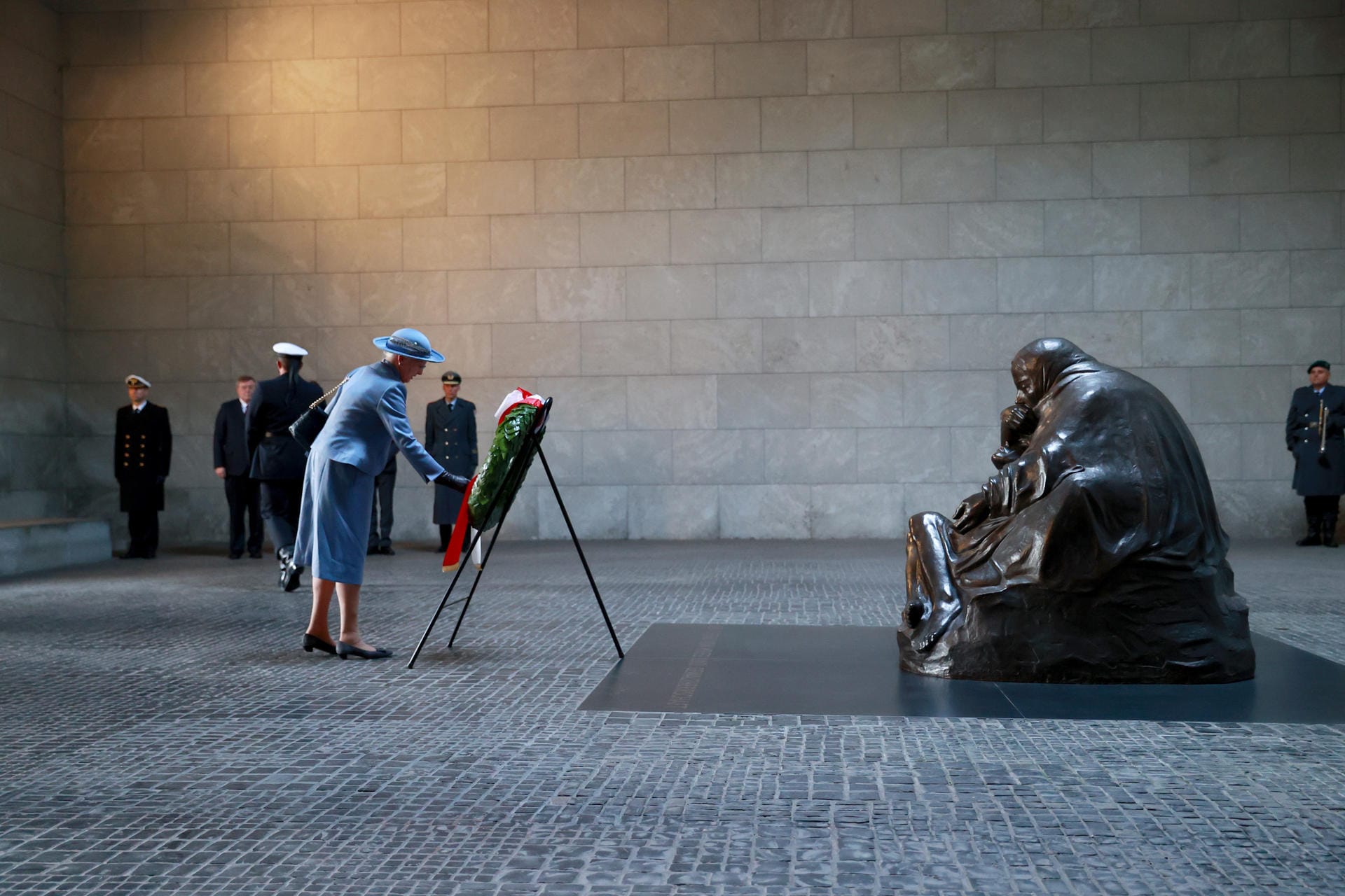 Die Dänen-Royals haben einen Kranz zum Gedenken an die Opfer von Krieg und Gewaltherrschaft niedergelegt.