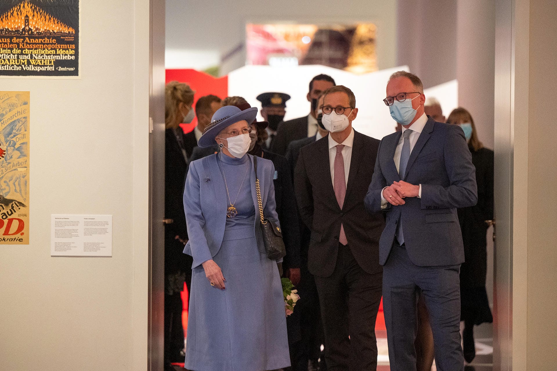 Königin Margrethe II. und Michael Müller (SPD), Berlins Regierender Bürgermeister Michael Müller, besuchen die Ausstellung "Berlin Global" im Humboldt Forum