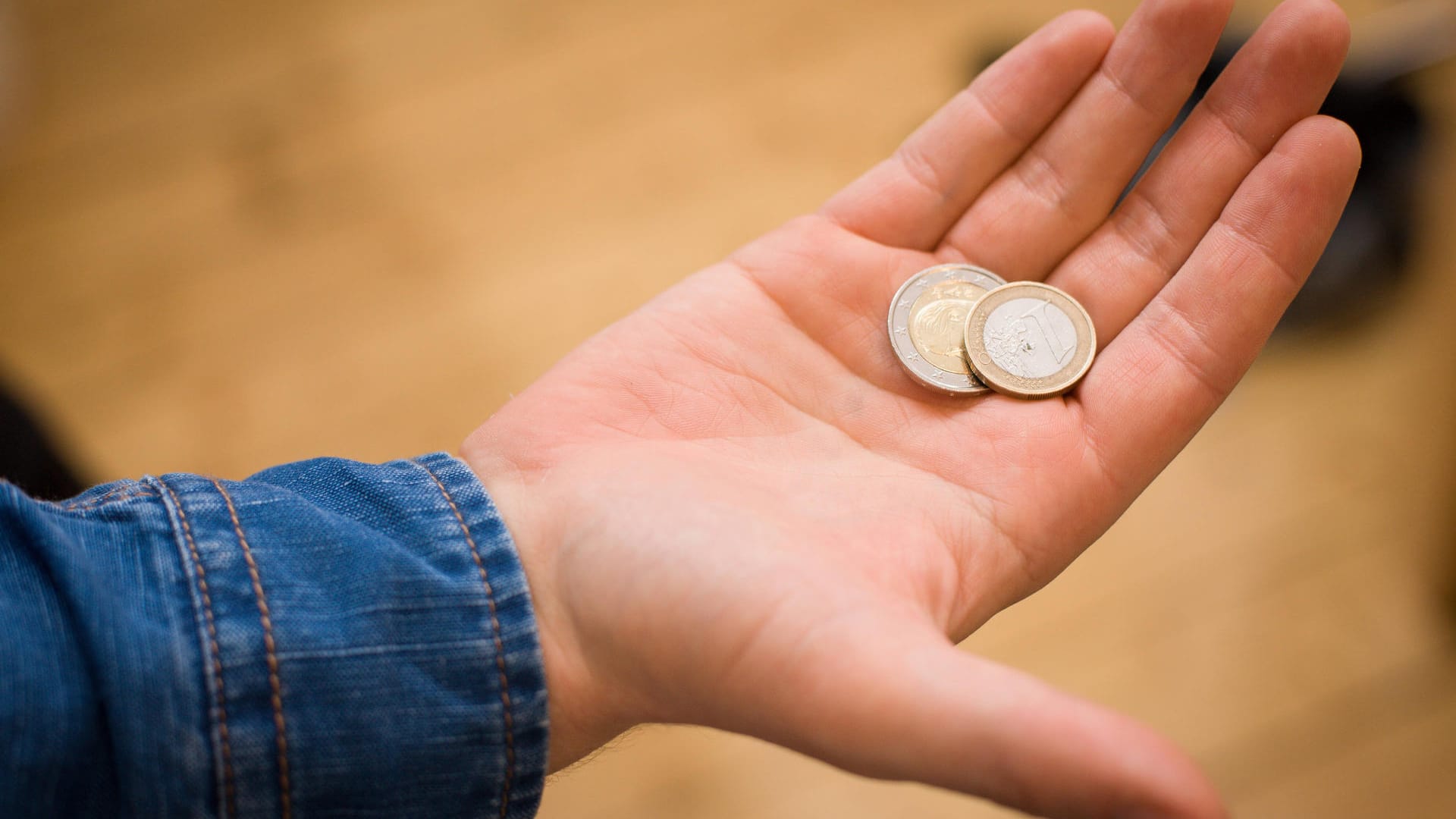 Obergrenze: Der Zusteller darf grundsätzlich Trinkgeld annehmen, aber nur bis zu einer bestimmten Höhe.