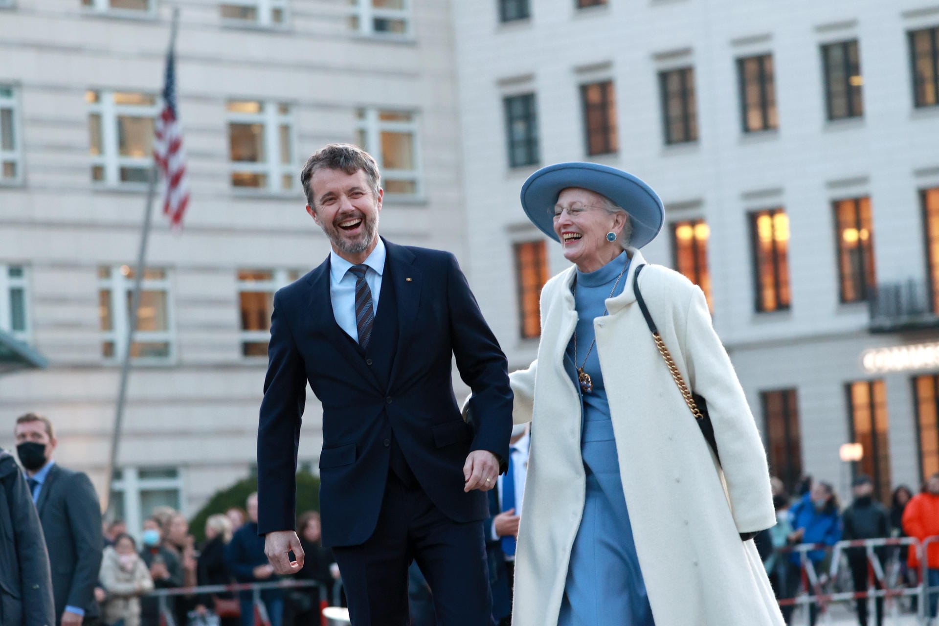 Mutter und Sohn haben viel zu lachen