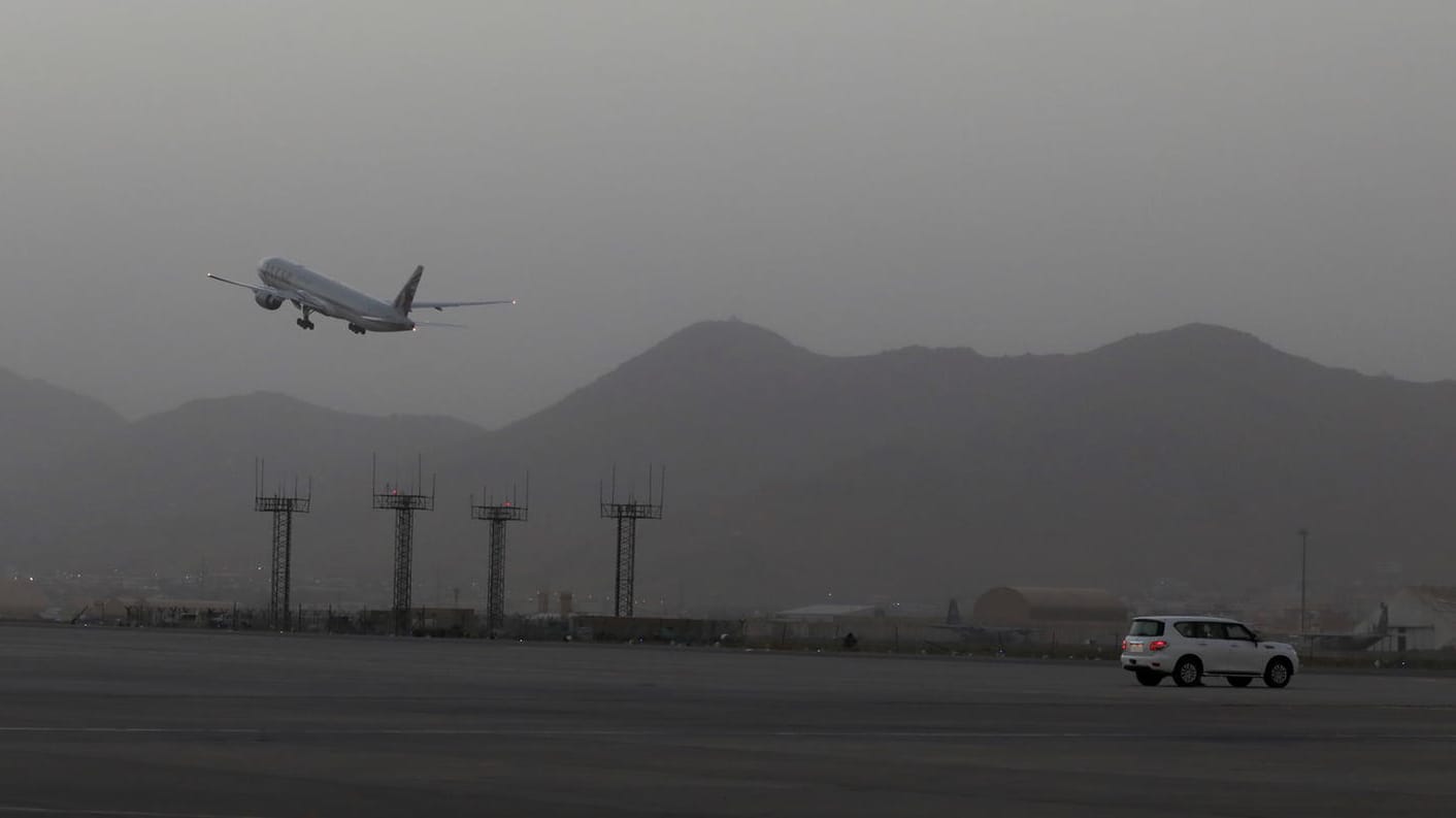 Ein Flugzeug startet in Kabul (Archivbild): Deutsche Staatsbürger, ehemalige Ortskräfte und weitere wurden mit einer Chartermaschine ausgeflogen.