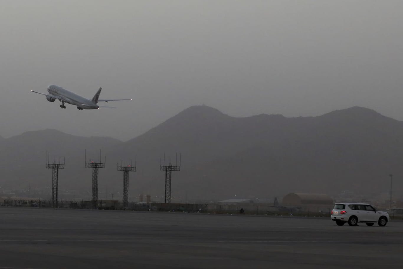 Ein Flugzeug startet in Kabul (Archivbild): Deutsche Staatsbürger, ehemalige Ortskräfte und weitere wurden mit einer Chartermaschine ausgeflogen.