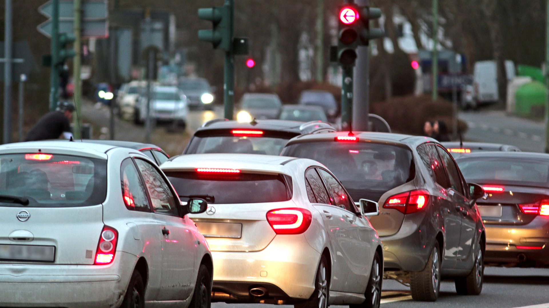 Klimaschädlicher Stau: Deutschland will die Erklärung zu Null-Emissions-Autos zunächst nicht unterzeichnen.