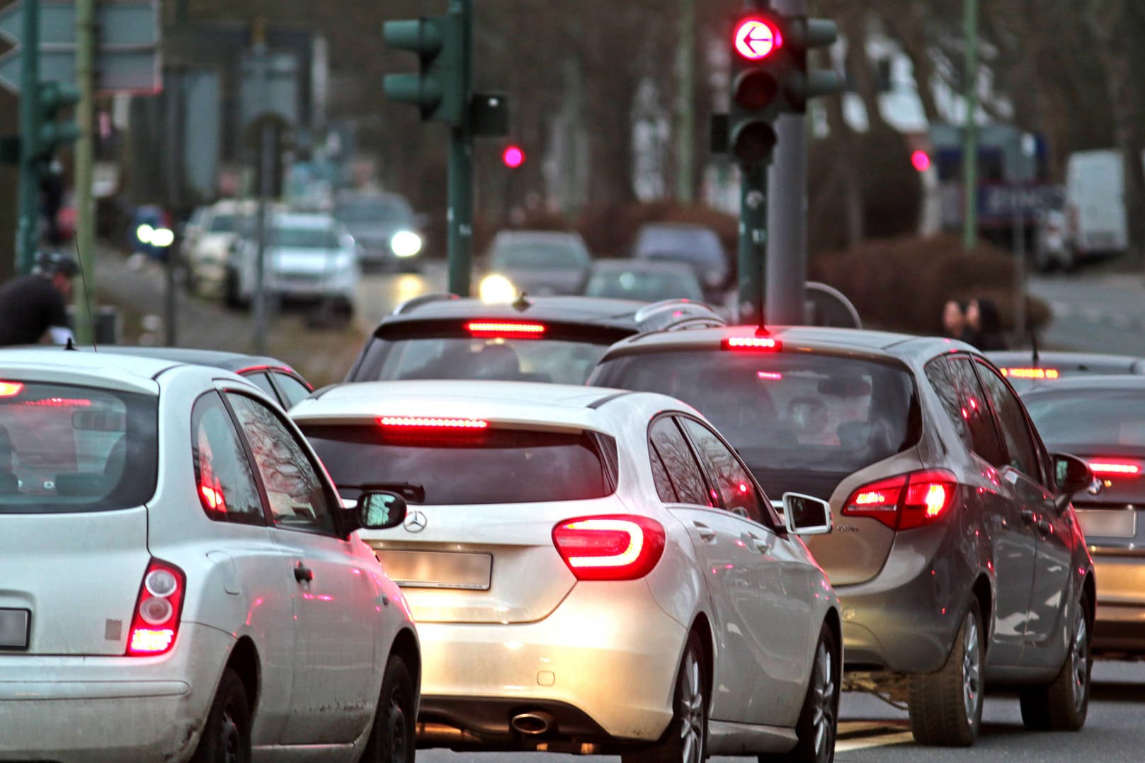 Klimaschädlicher Stau: Deutschland will die Erklärung zu Null-Emissions-Autos zunächst nicht unterzeichnen.