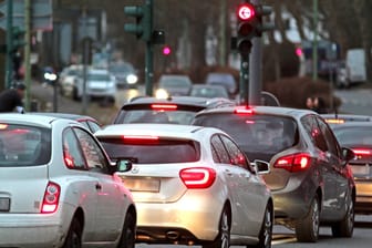 Klimaschädlicher Stau: Deutschland will die Erklärung zu Null-Emissions-Autos zunächst nicht unterzeichnen.