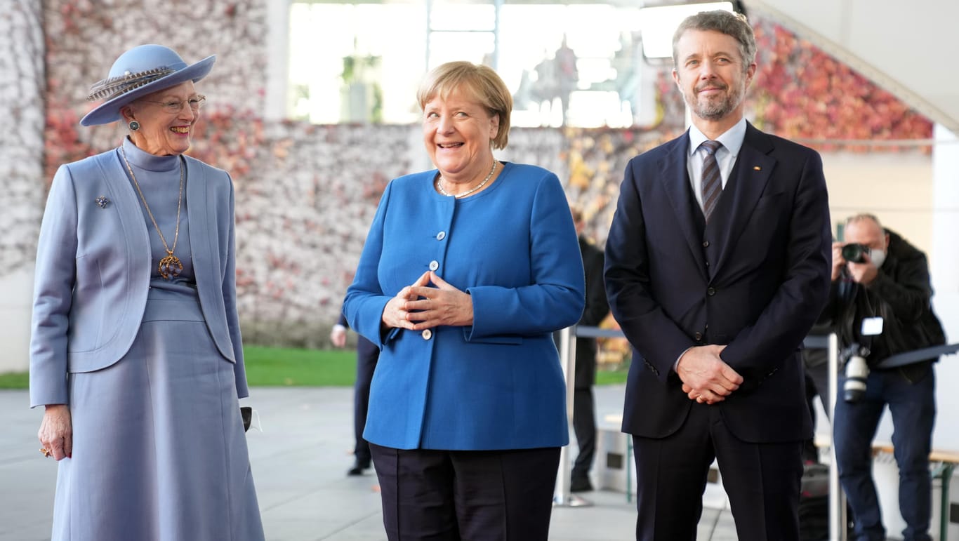 Gute Laune in Berlin: Die geschäftsführende Bundeskanzlerin Angela Merkel begrüßt Königin Margrethe II. und Kronprinz Frederik.