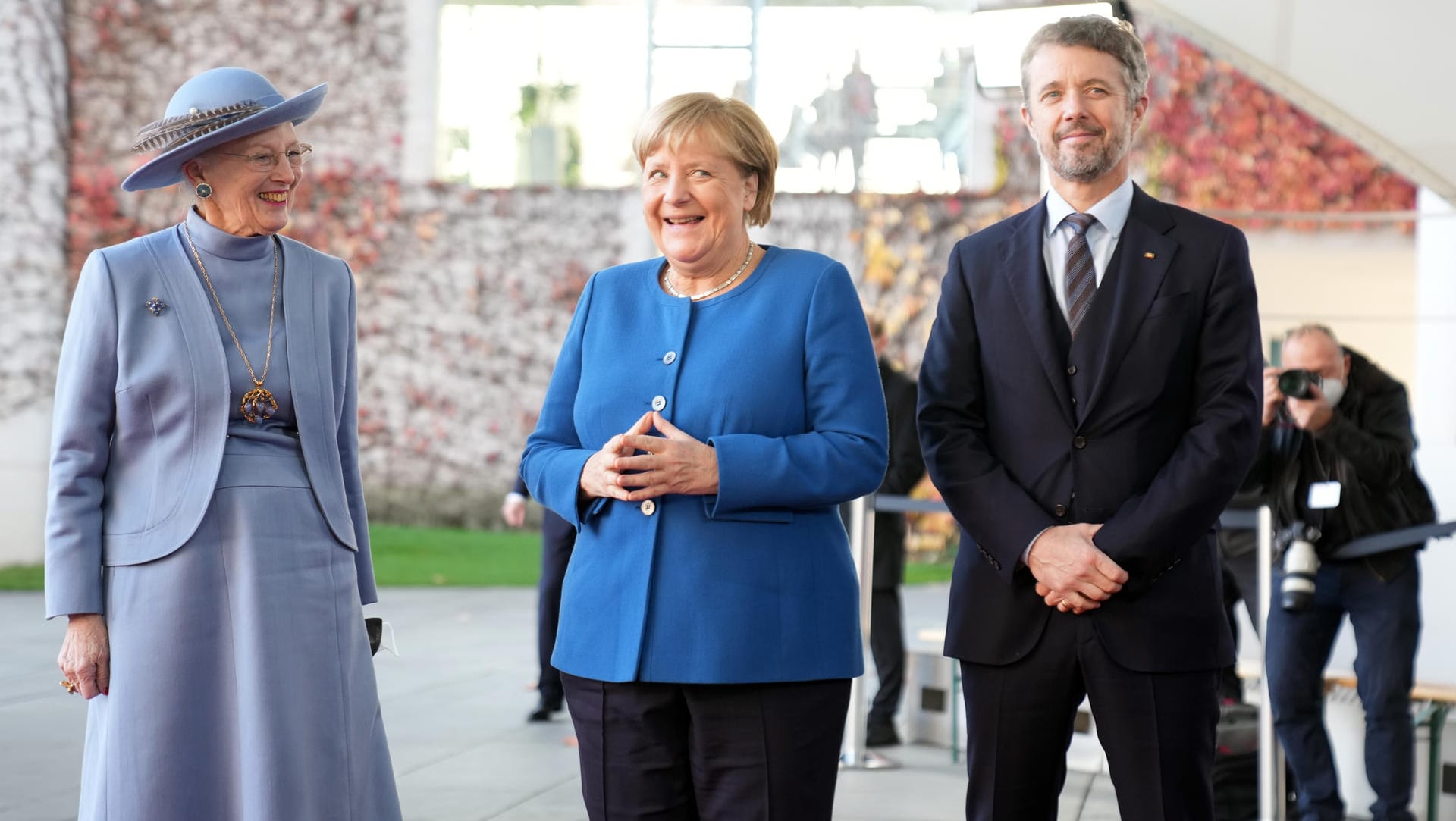 Gute Laune in Berlin: Die geschäftsführende Bundeskanzlerin Angela Merkel begrüßt Königin Margrethe II. und Kronprinz Frederik. Gute Laune in Berlin: Die geschäftsführende Bundeskanzlerin Angela Merkel begrüßt Königin Margrethe II. und Kronprinz Frederik.