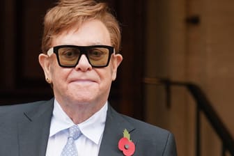 Elton John: Der Musiker kam am Stock zu einem Termin.