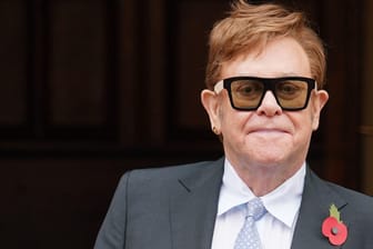 Elton John: Der Musiker hat gesundheitliche Probleme.