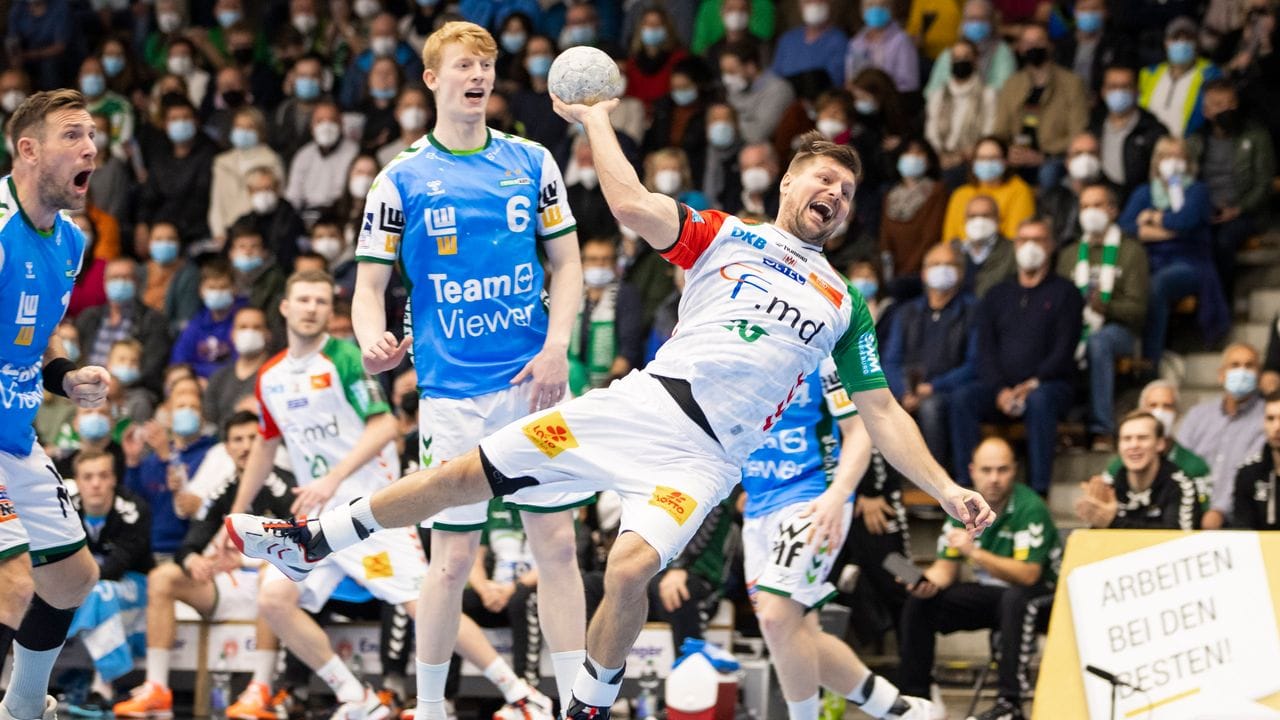 Magdeburgs Marko Bezjak (r) kommt gegen die Göppinger Jacob Bagersted (l) und Jon Lindenchrone Andersen (M) frei zum Wurf.