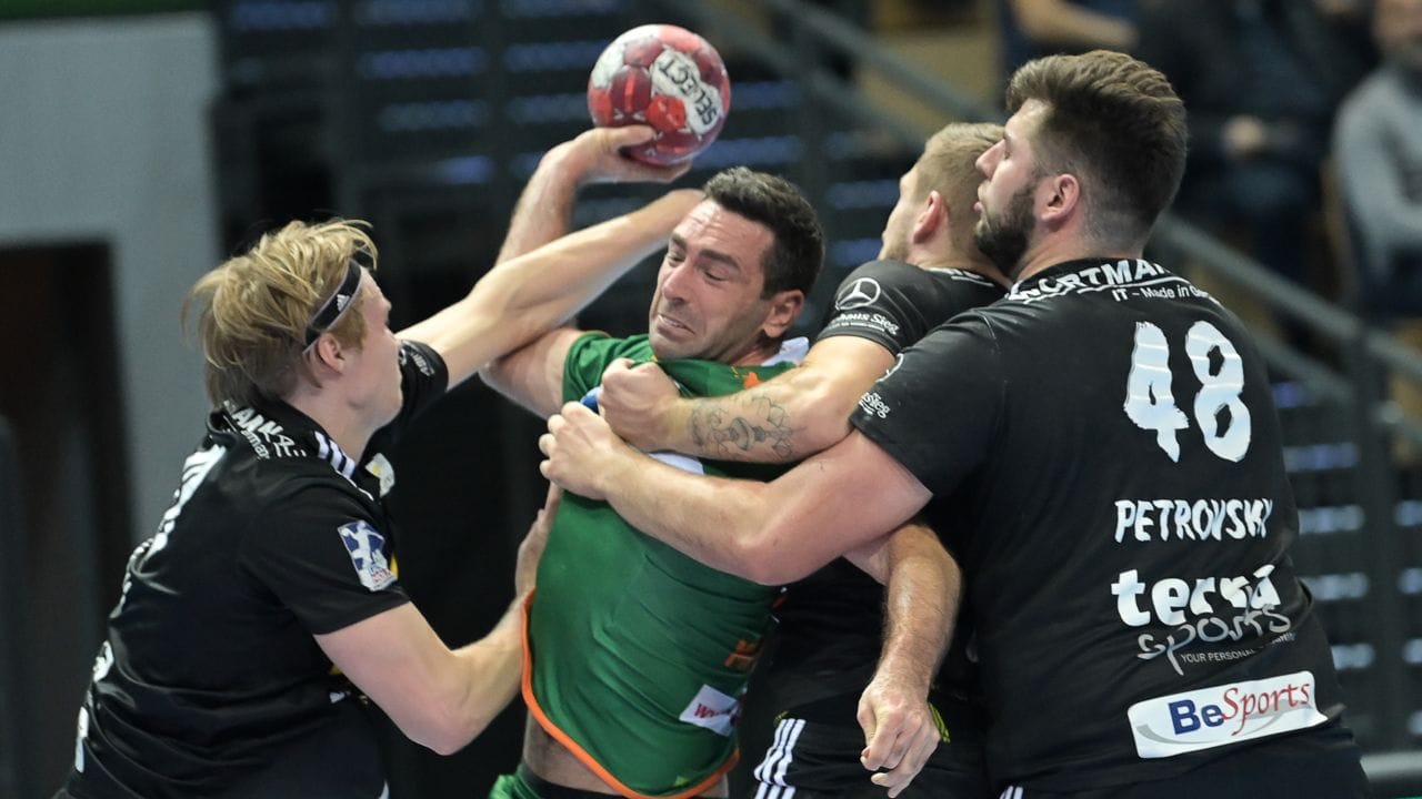 Wetzlars Filip Mirkulovski (M) wird von Lübbeckes Marek Nissen (l), Tom Skroblien und Leoš Petrovský (r) gehalten.