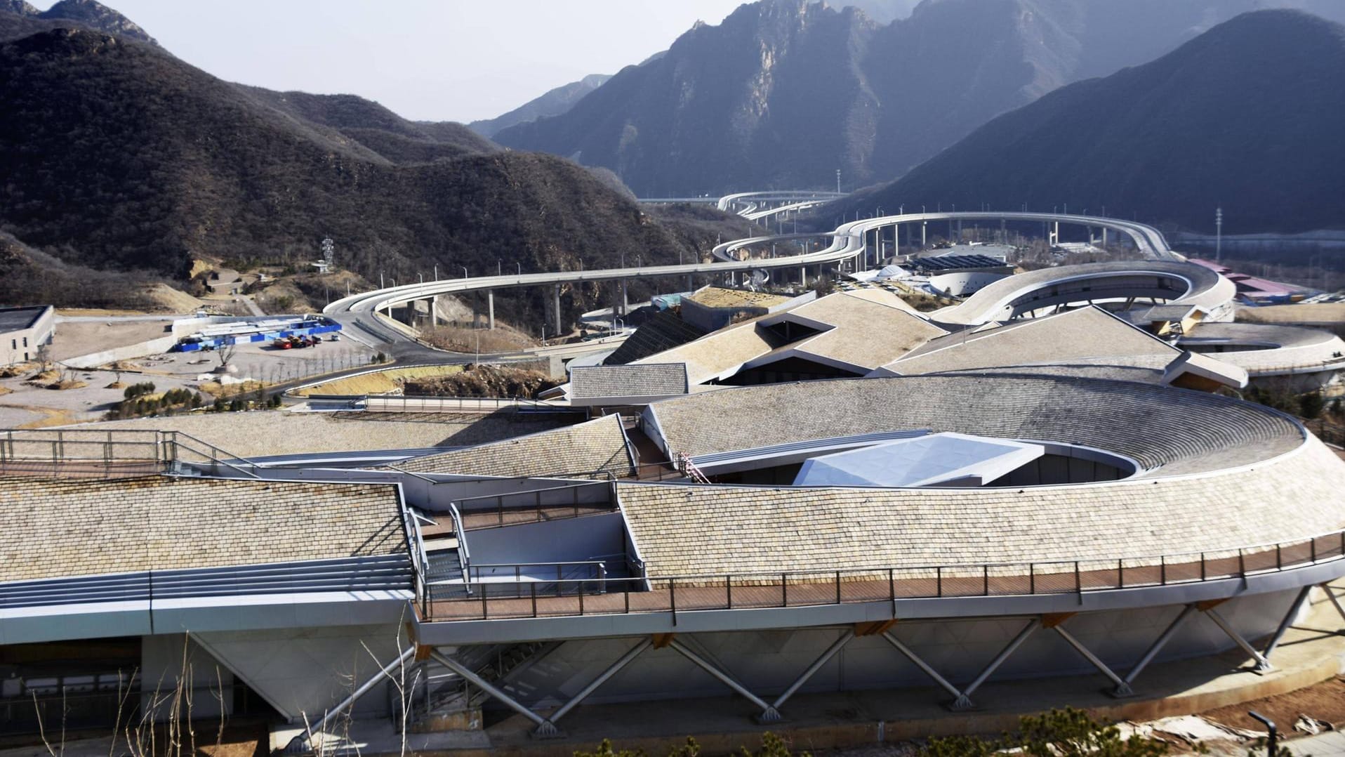 So sah die Rodelstrecke im "Beijing Winter Olympics The National Sliding Centre" im März 2021 aus.