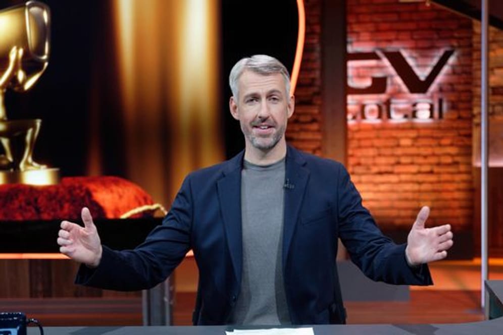 Ungewohntes Bild: Entertainer Sebastian Pufpaff moderiert die ProSieben-Comedyshow "TV total".